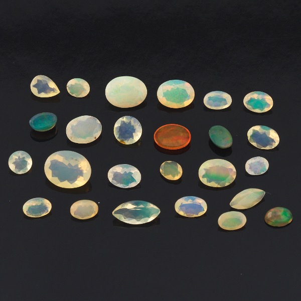 Appraisal: GROUP OF UNMOUNTED OPALS TOTAL WEIGHT CT Group of unmounted