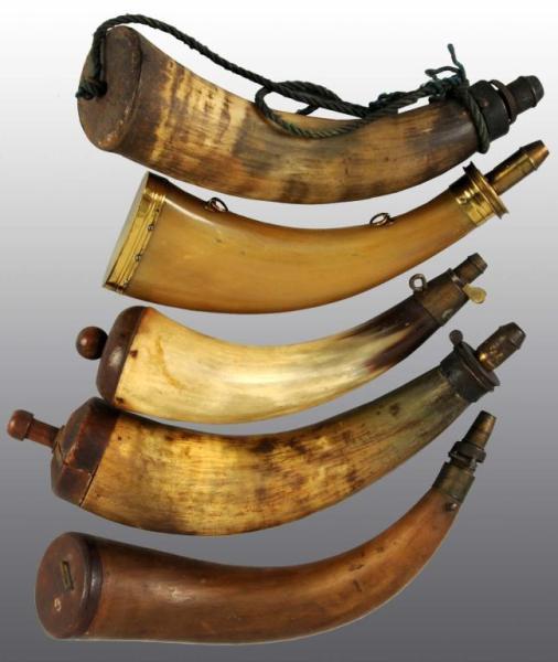 Appraisal: Lot of Miscellaneous Antique Powder Horns Description All have brass