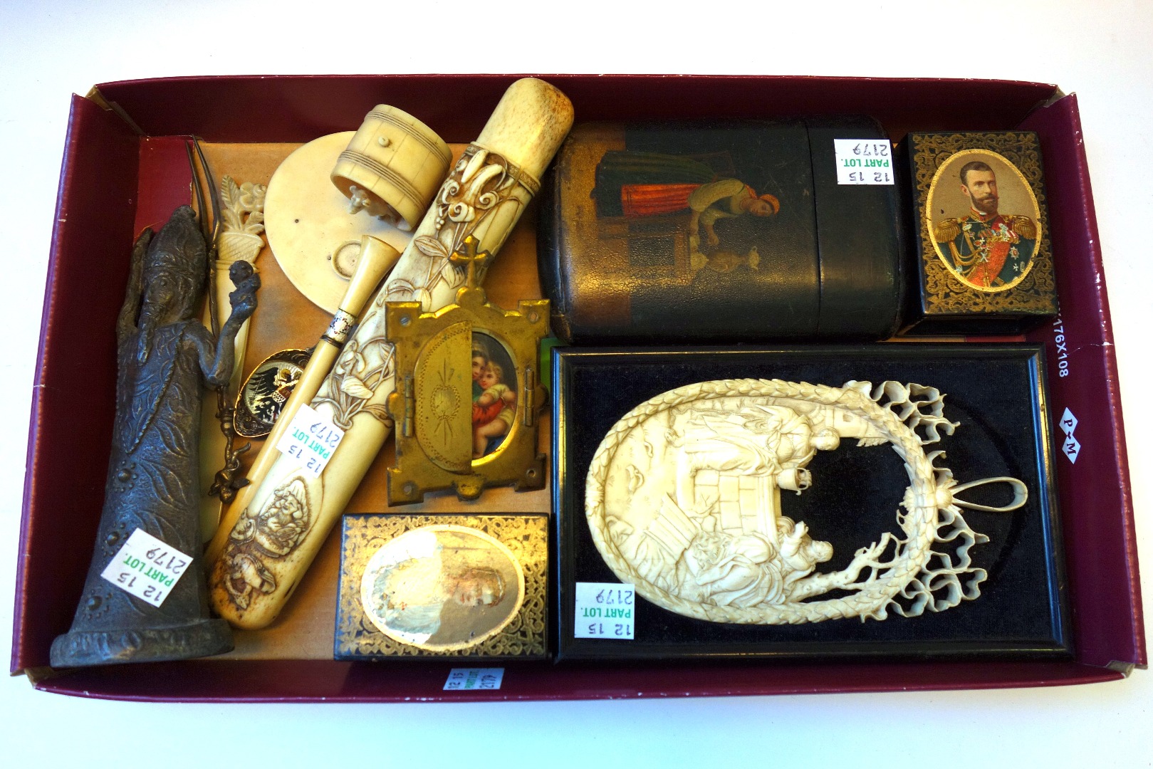 Appraisal: A quantity of collectables including a Stobwasser type cigar case