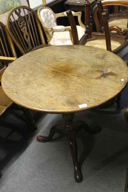 Appraisal: A GEORGE III MAHOGANY CIRCULAR TIP-UP OCCASIONAL TABLE on a