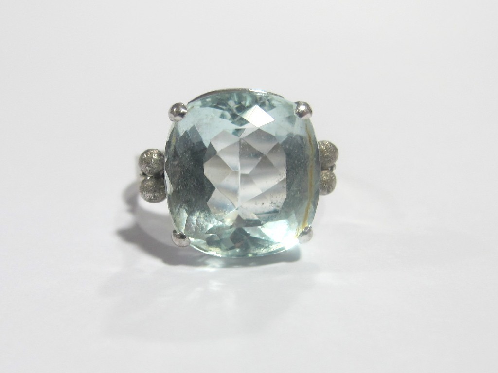 Appraisal: An eighteen carat white gold aquamarine single stone ring with