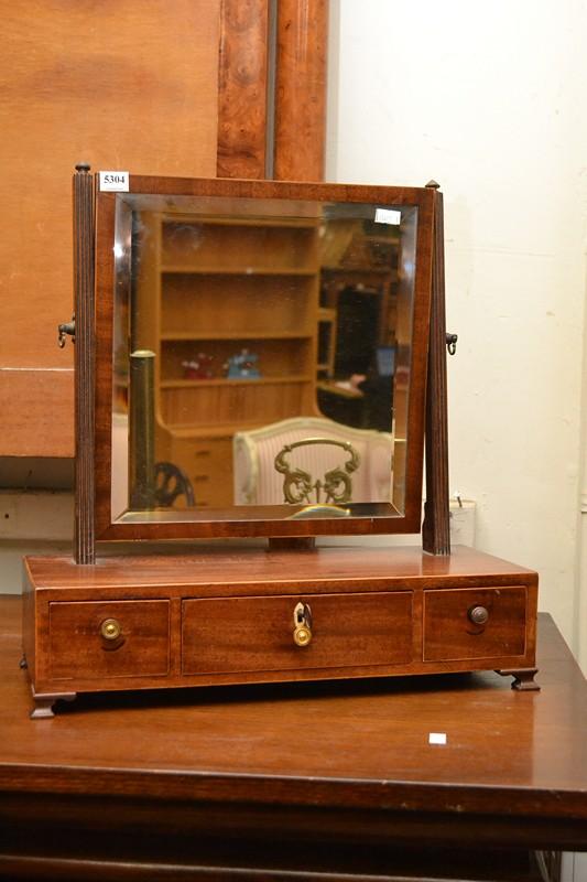 Appraisal: A GEORGIAN CEDAR TOILET MIRROR A GEORGIAN CEDAR TOILET MIRROR