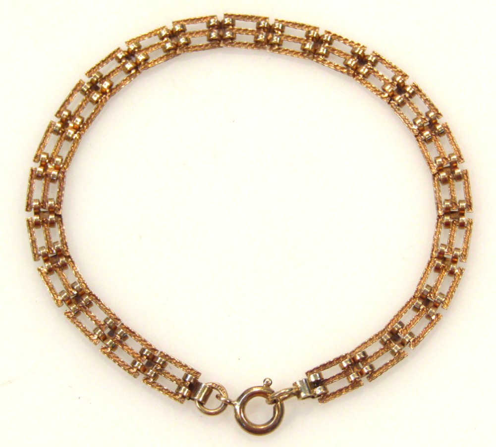 Appraisal: An early thC bracelet of fancy gate chain link form