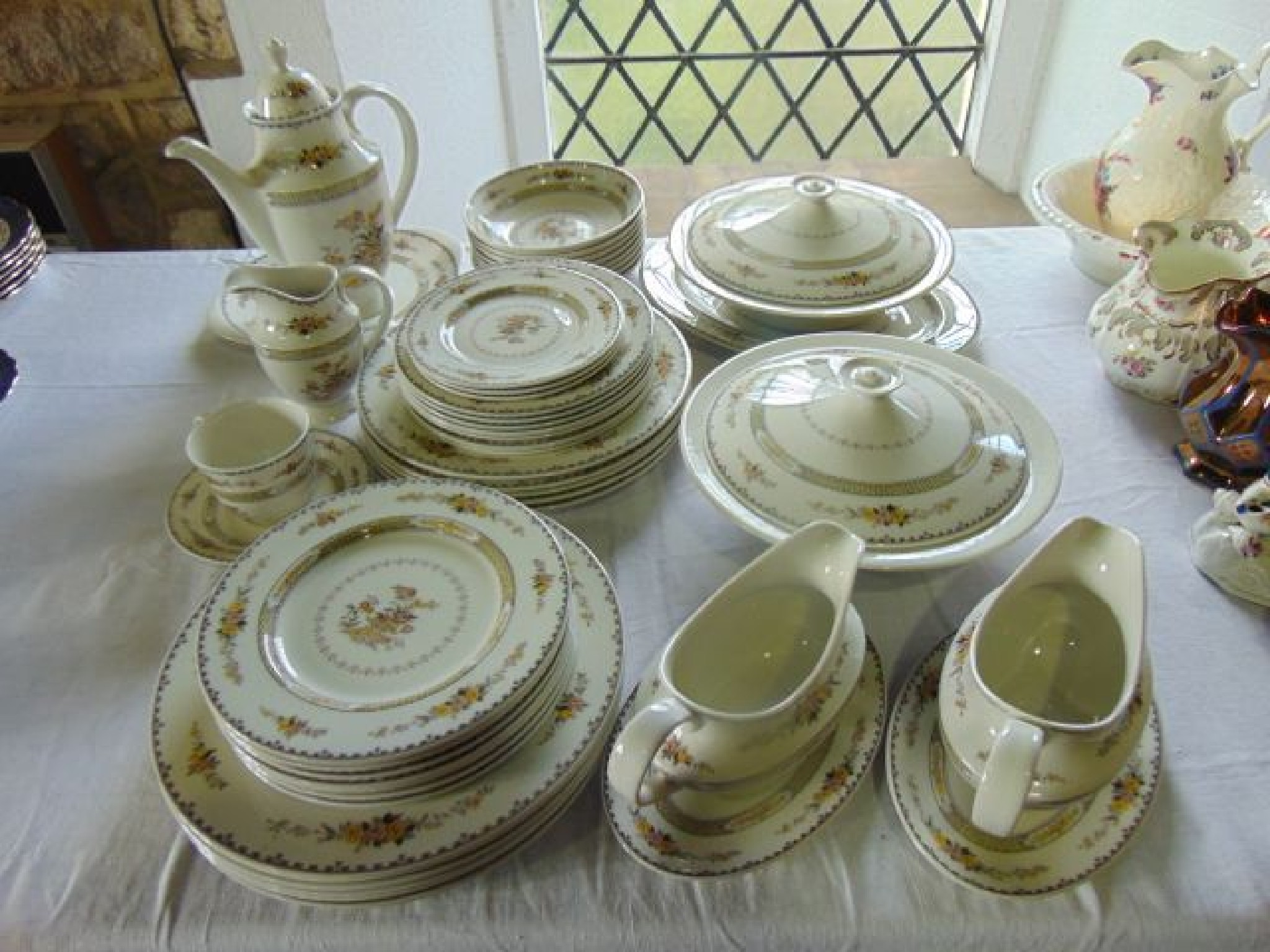 Appraisal: A quantity of Royal Doulton Hamilton pattern dinner and coffee