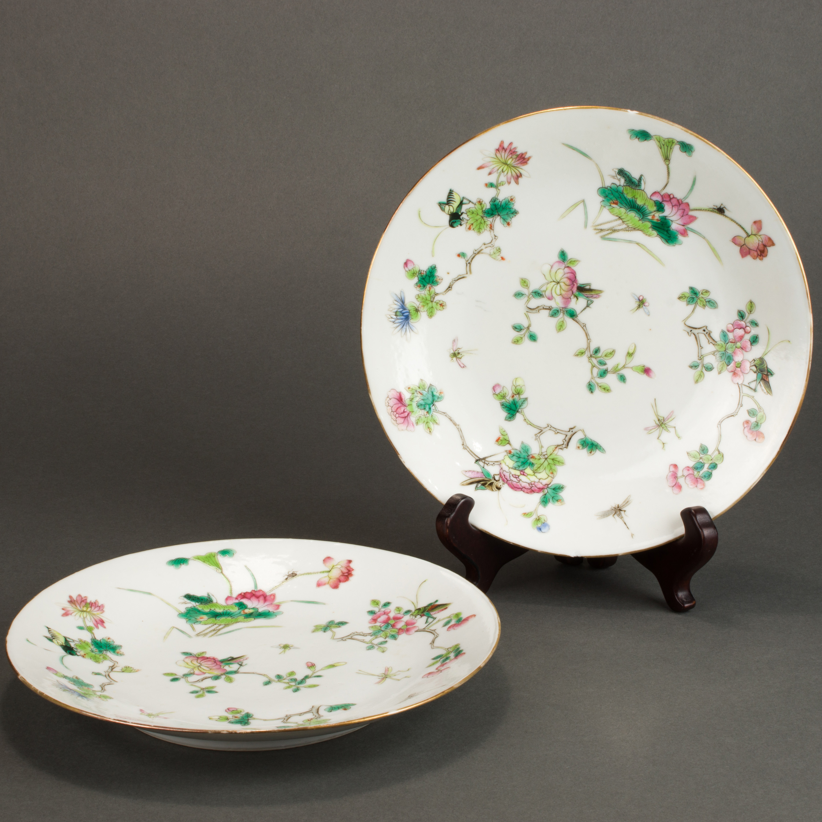 Appraisal: PAIR OF CHINESE FAMILLE ROSE DISHES Pair of Chinese famille