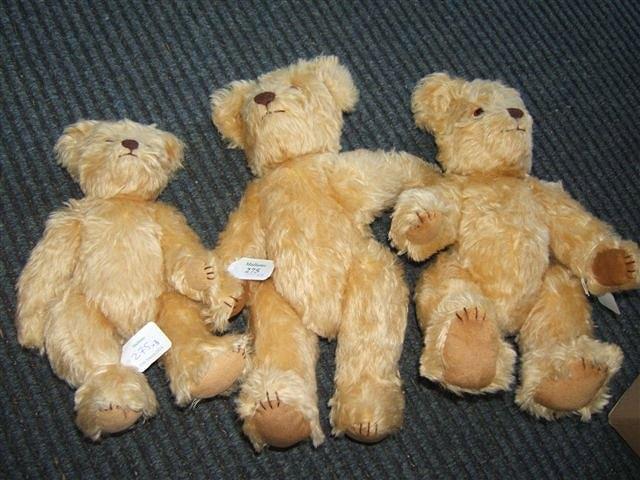 Appraisal: Two Witney bears made by Valerie Lyle numbers and of