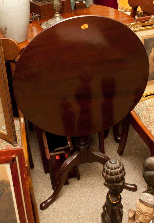 Appraisal: Federal style tilt-top mahogany tea table Estimate - No condition