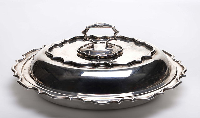 Appraisal: A SILVER OVAL ENTREE DISH the cover with a shaped