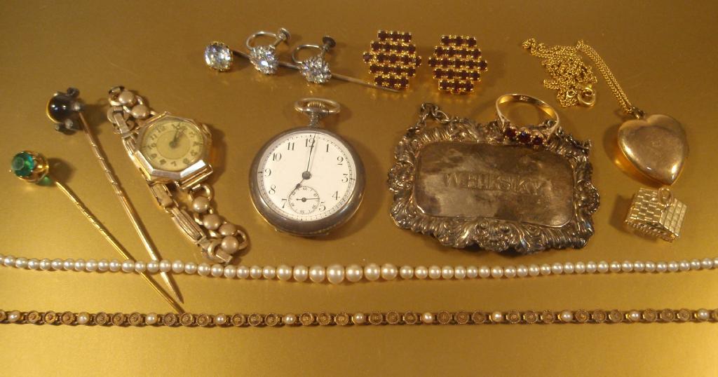 Appraisal: Various small jewellery items to include a ladies gold watch