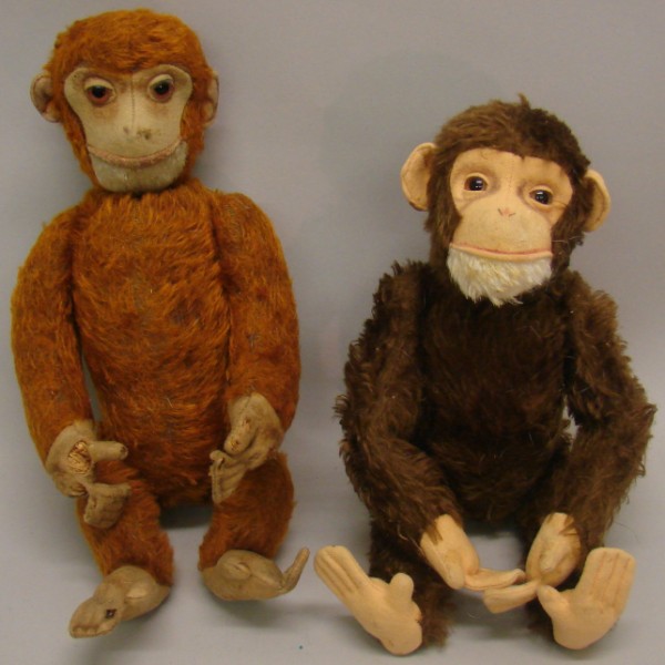 Appraisal: Pair of mohair yes-no monkeys Brown monkey with tan felt