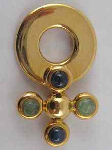 Appraisal: A yellow metal tests carat gold pendant set with cabochon