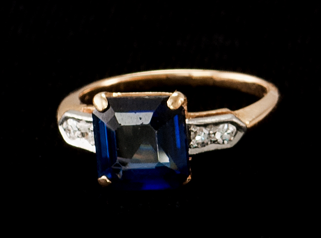 Appraisal: KT GOLD SAPPHIRE AND DIAMOND RING Square-cut sapphire flanked by