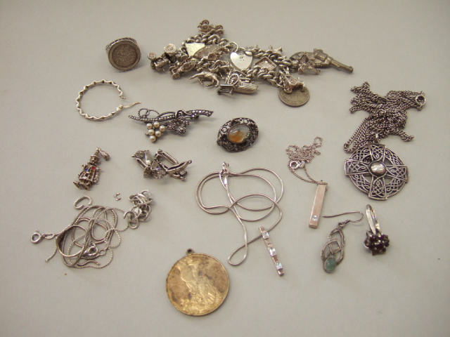 Appraisal: Mostly silver jewellery comprising a charm bracelet with a heart