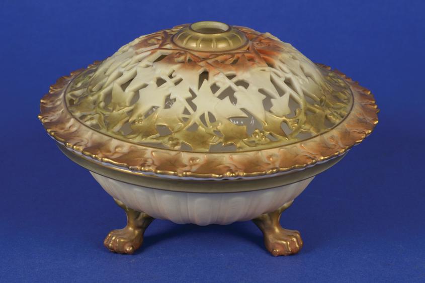 Appraisal: A ROYAL WORCESTER BLUSH IVORY POT POURRI BOWL AND COVER