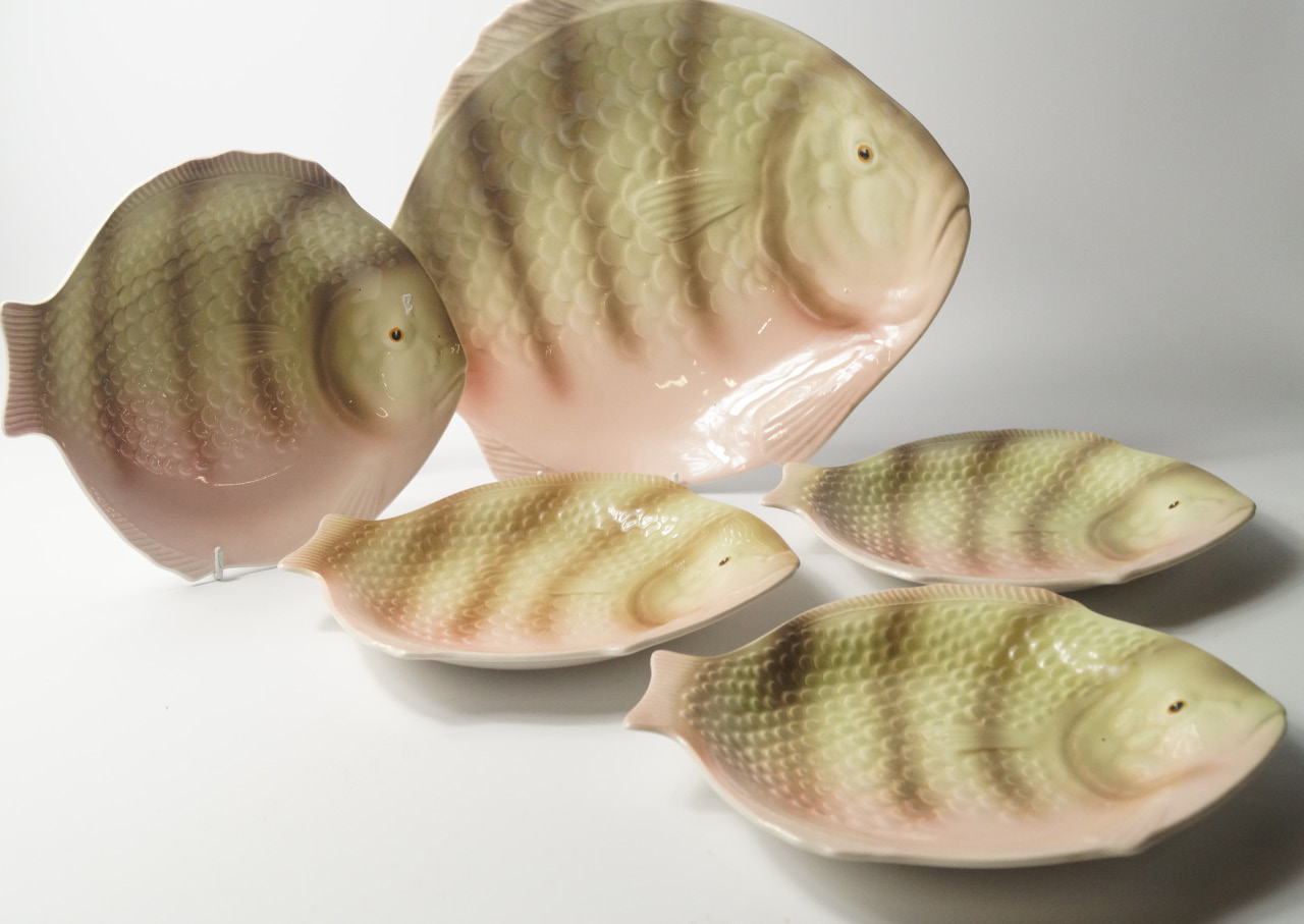 Appraisal: A Shorter Son Pottery fish service modelled as fish printed