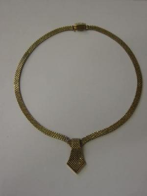 Appraisal: A CT GOLD NECKLACE the flattened links with central lozenge