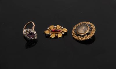 Appraisal: A paste set dress ring the central purple stone to