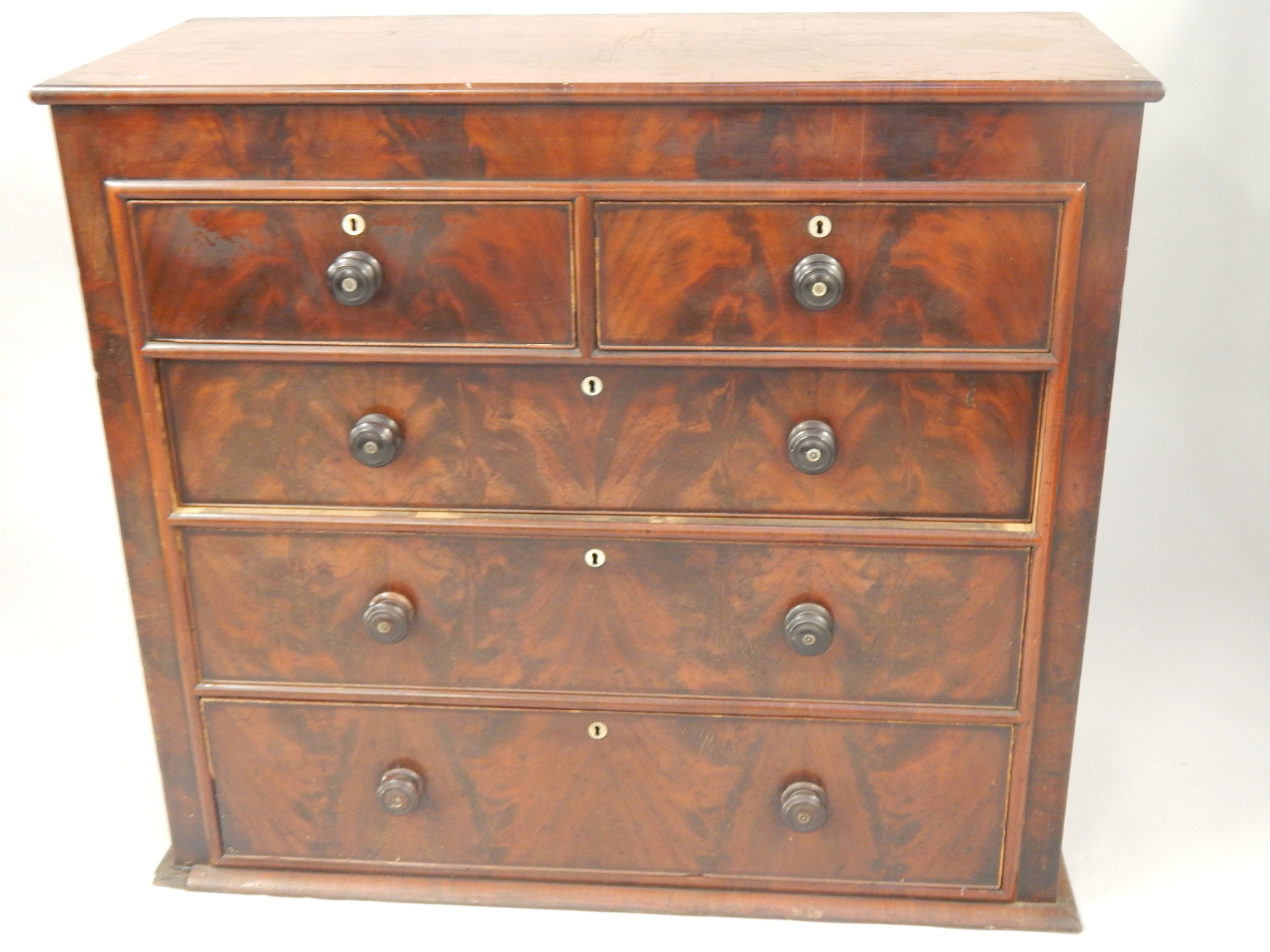 Appraisal: A Victorian mahogany chest of drawers the rectangular top above