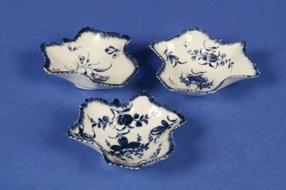 Appraisal: A SET OF THREE FIRST PERIOD WORCESTER BLUE AND WHITE