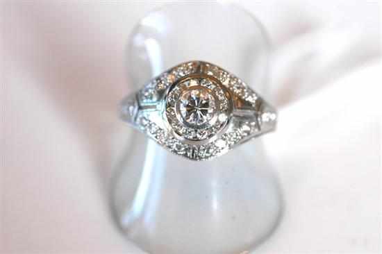 Appraisal: AN OVAL DIAMOND SET PLAQUE RING IN CT WHITE AND