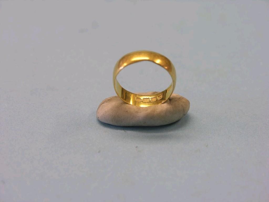 Appraisal: A ct gold band wedding ring ring size L grams