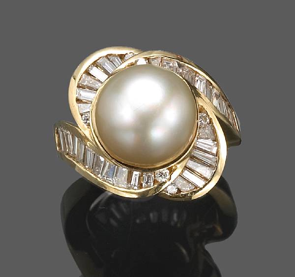 Appraisal: A colored cultured pearl and diamond ring centering a golden