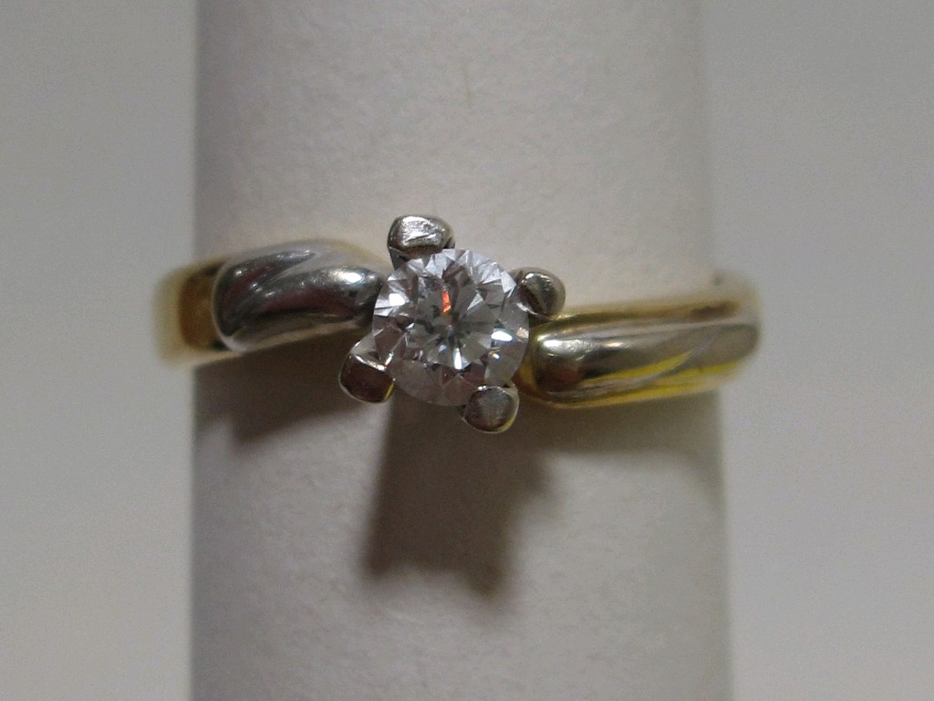 Appraisal: Eighteen carat gold diamond solitaire ring with brilliant cut diamond