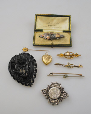 Appraisal: Collection of Victorian and later jewellery items including large carved