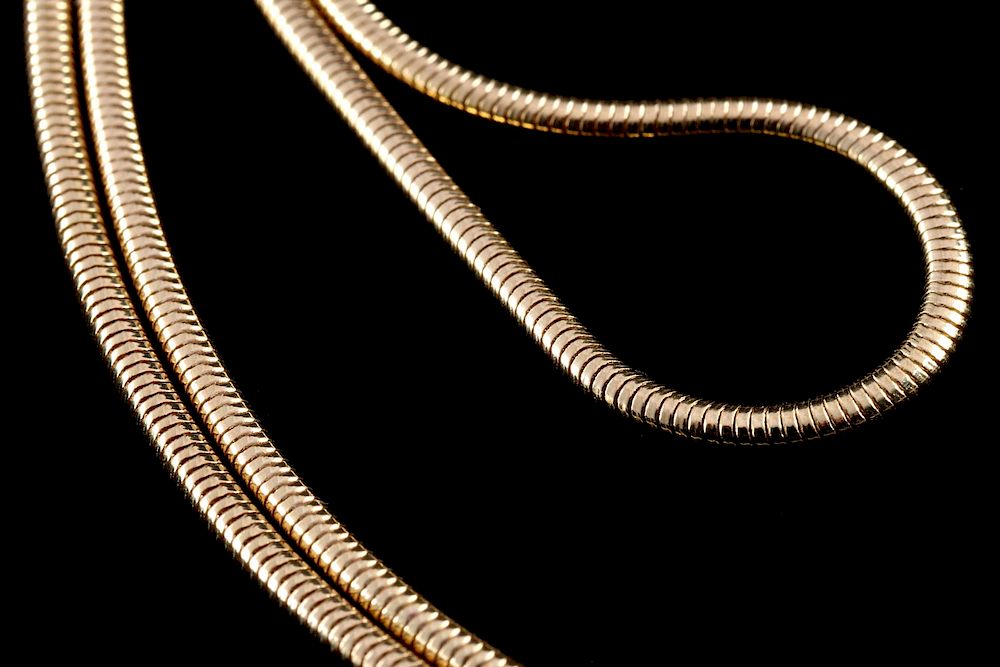 Appraisal: A CONTEMPORARY K GOLD SERPENTINE SNAKE CHAIN The quality clasp