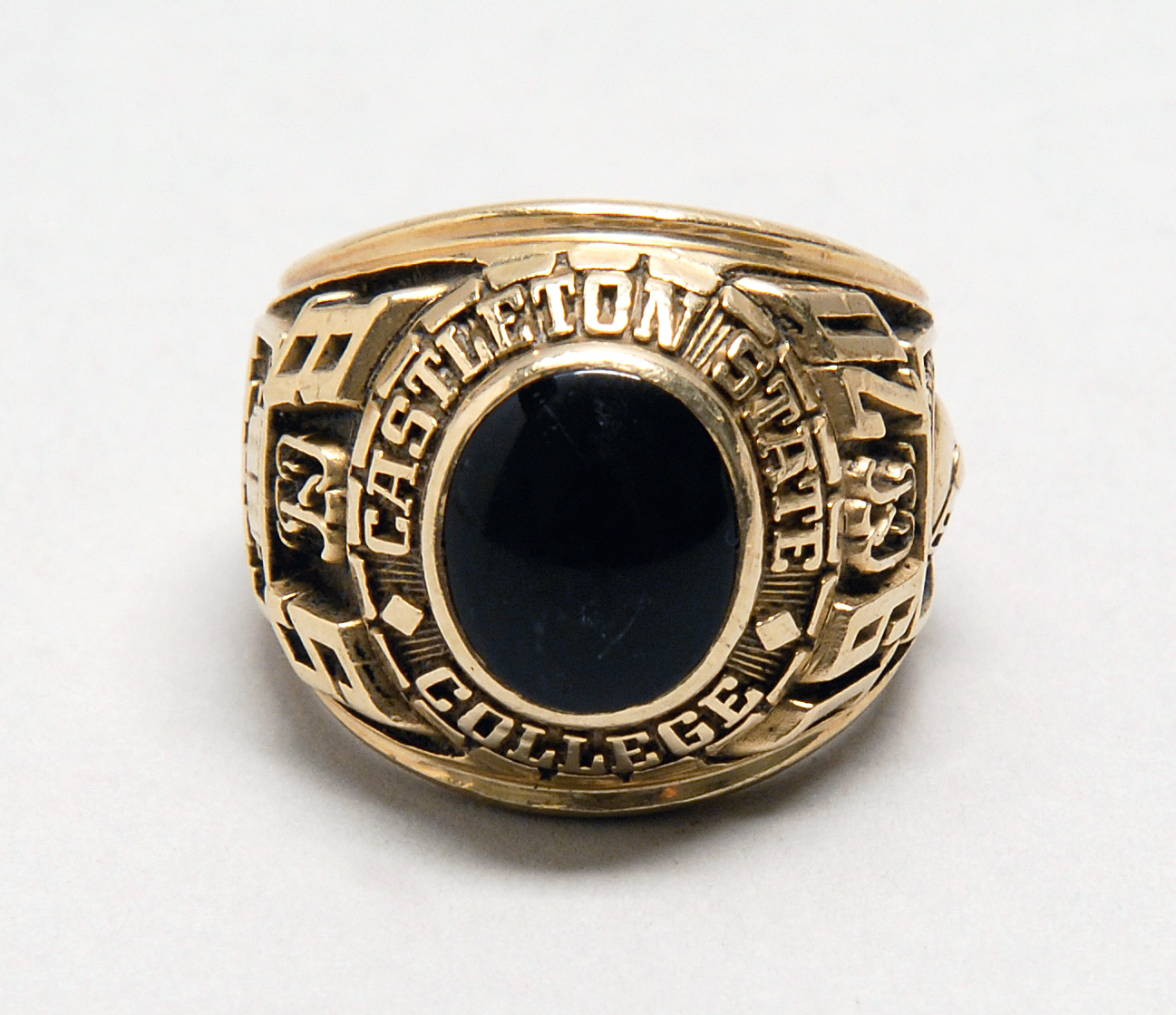 Appraisal: KT GOLD CASTLETON STATE COLLEGE CLASS RING By John Roberts