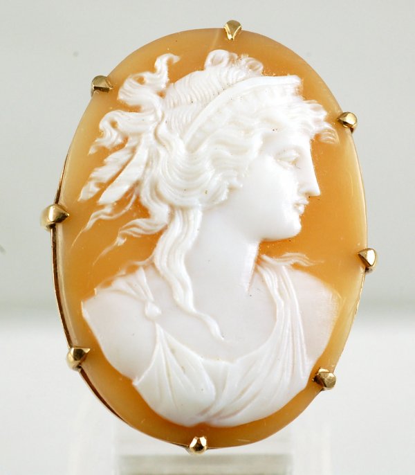 Appraisal: Large ladies finely carved cameo ring Set in K heavy