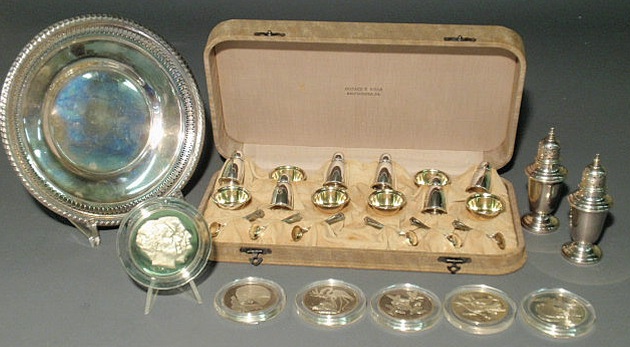 Appraisal: Cased sterling silver individual salts peppers sets for six pair