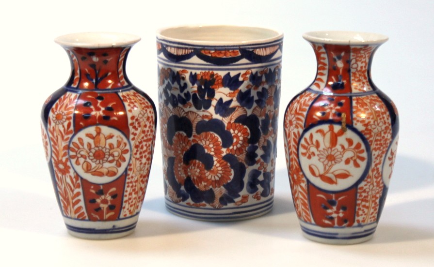 Appraisal: A pair of Japanese Imari pottery vases each shouldered body