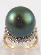 Appraisal: A carat gold South Sea cultured pearl and diamond ring