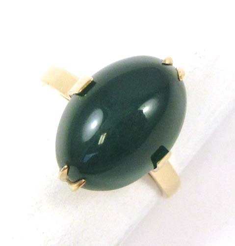 Appraisal: JADE AND EIGHTEEN KARAT GOLD RING featuring a single oval