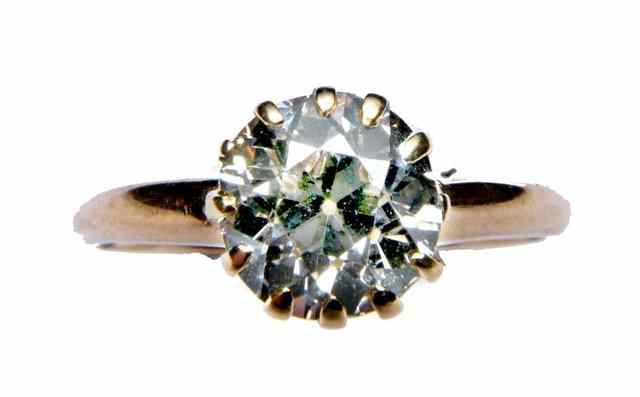 Appraisal: A DIAMOND SET SOLITAIRE RING old cut diamond set with