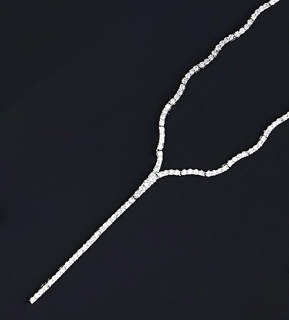 Appraisal: A diamond set necklace the linear drop of graduated brilliant-cut