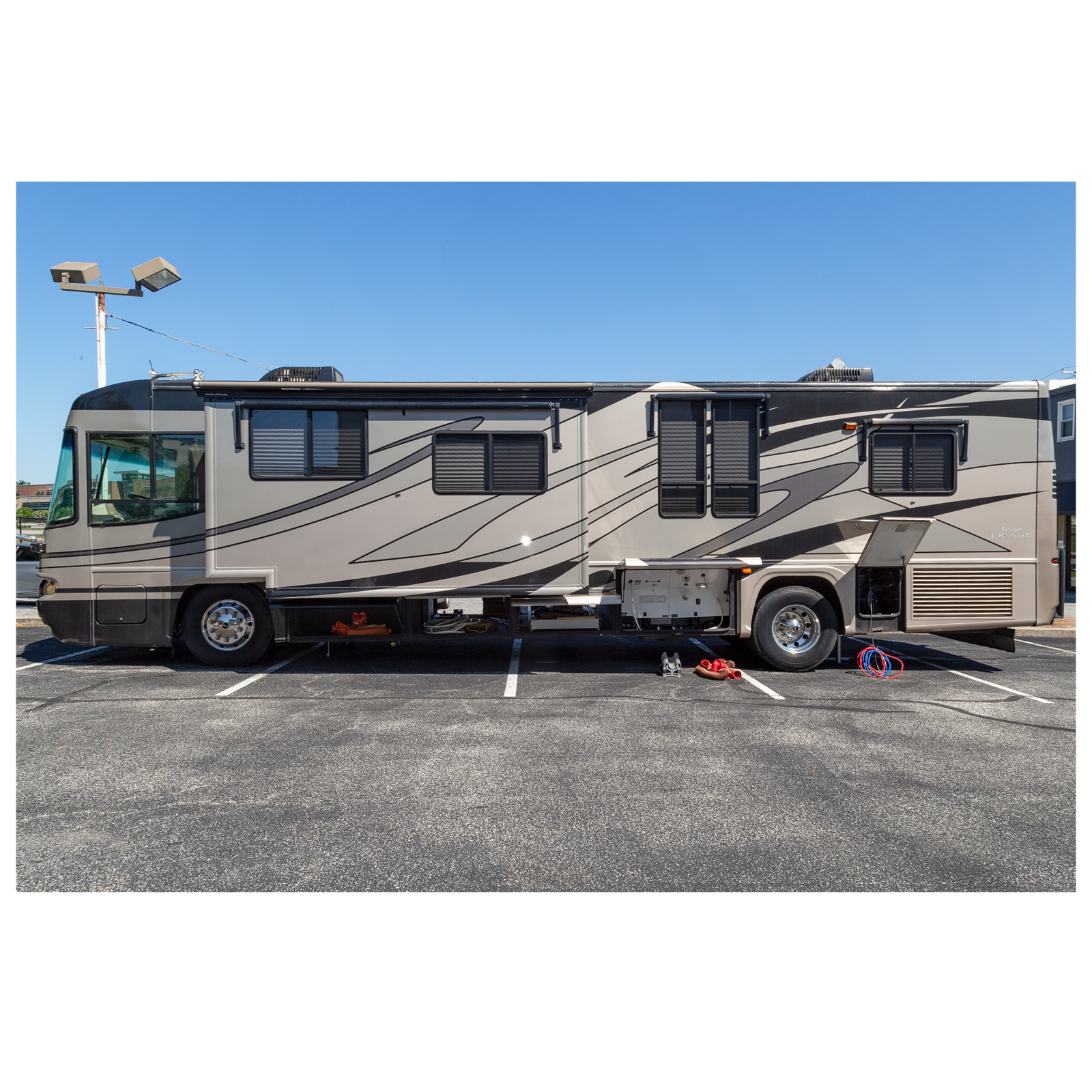 Appraisal: DAMON ESCAPER LX MOTORHOME Vin UZABFCY CN Approx K miles