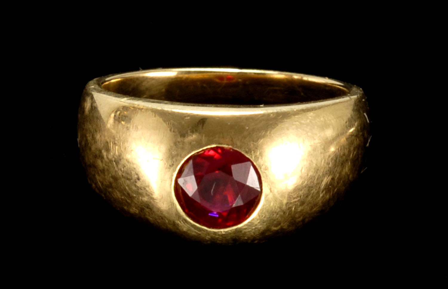 Appraisal: KT YELLOW GOLD AND FACETED RUBY GENTLEMAN'S RING Burmese ruby