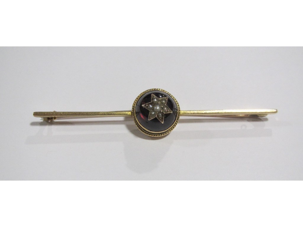 Appraisal: Fifteen carat gold Victorian garnet set bar brooch