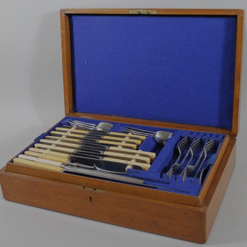 Appraisal: An oak cased canteen of silver plated cutlery Old English