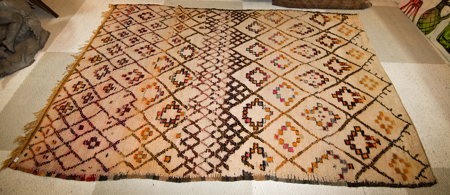 Appraisal: A WOOLEN DIAMOND PATTERN RUG IN BROWN AND BEIGE TONES