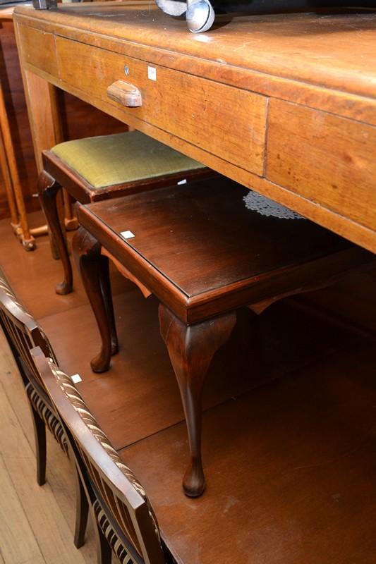 Appraisal: AN ANTIQUE STYLE COFFEE TABLE WITH GLAZED TOP AND UPHOLSTERED