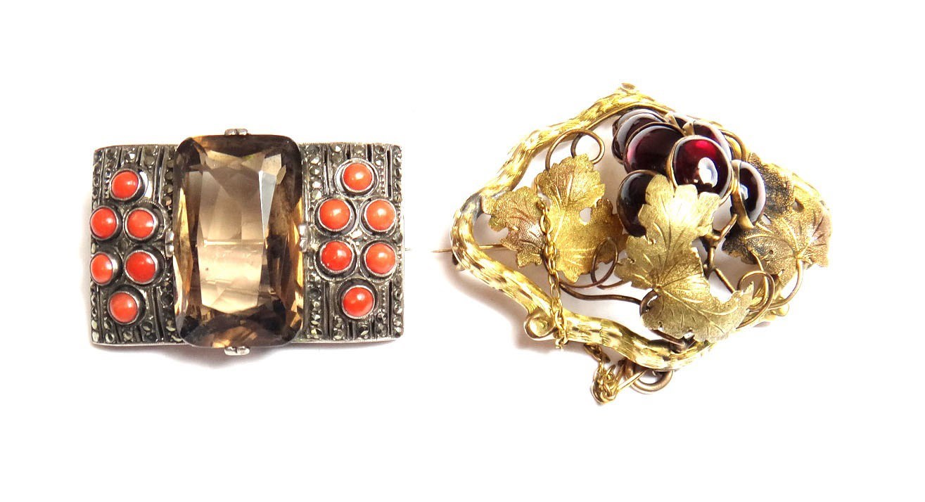 Appraisal: A Victorian gold and carbuncle garnet set brooch with a