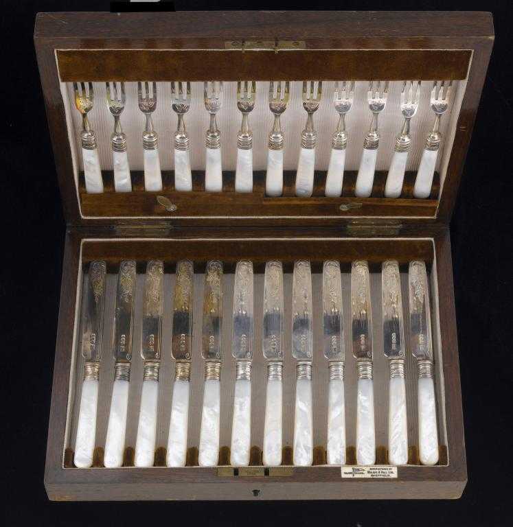 Appraisal: A SET OF TWELVE GEORGE V MOTHER OF PEARL HAFTED