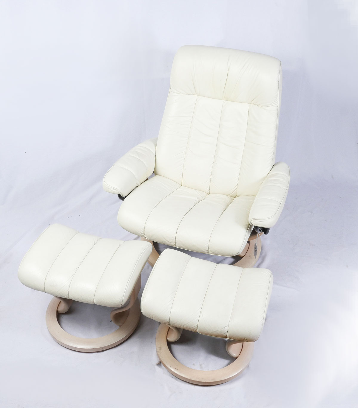 Appraisal: EKORNES STRESSLESS CHAIR OTTOMANS Ekornes Stressless off-white leather lounge chair