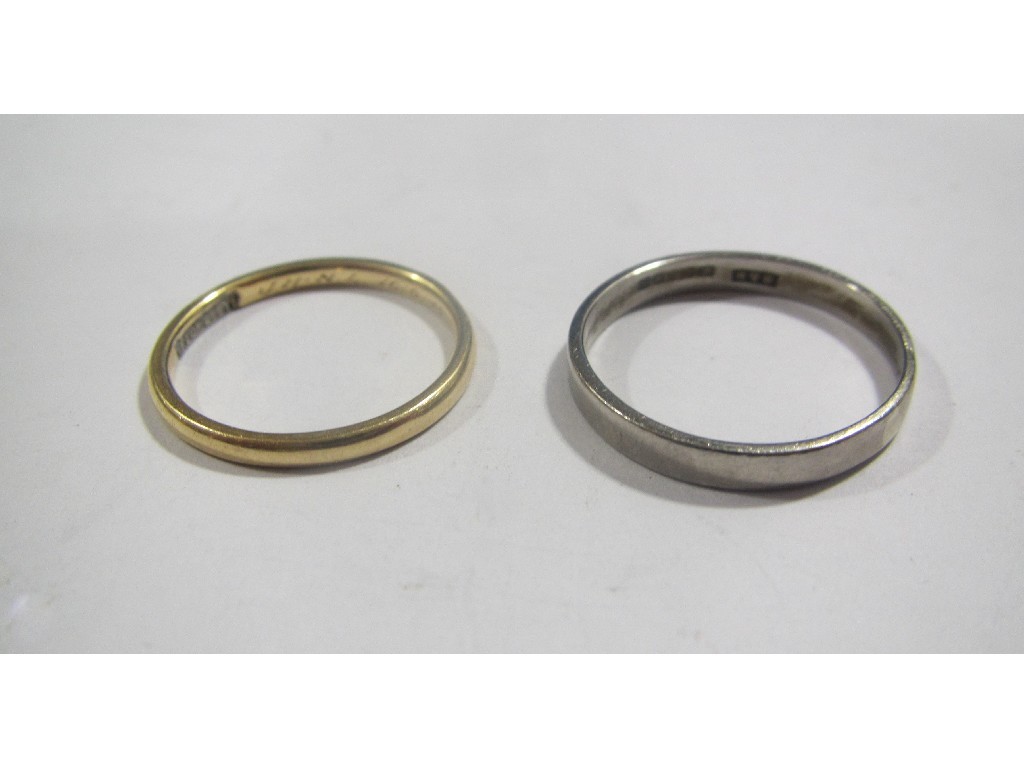 Appraisal: Two ct gold wedding bands Approximately gms