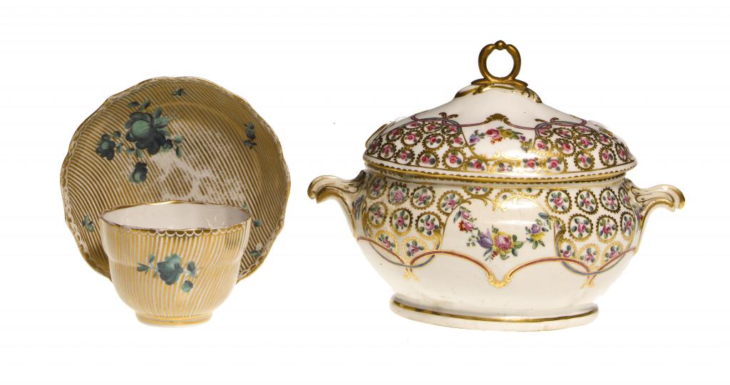 Appraisal: A CHELSEA-DERBY TUREEN AND COVER painted with polychrome swags and