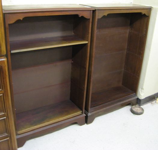 Appraisal: A PAIR OF FEDERAL STYLE MAHOGANY OPEN-FRONT BOOKCASES American mid