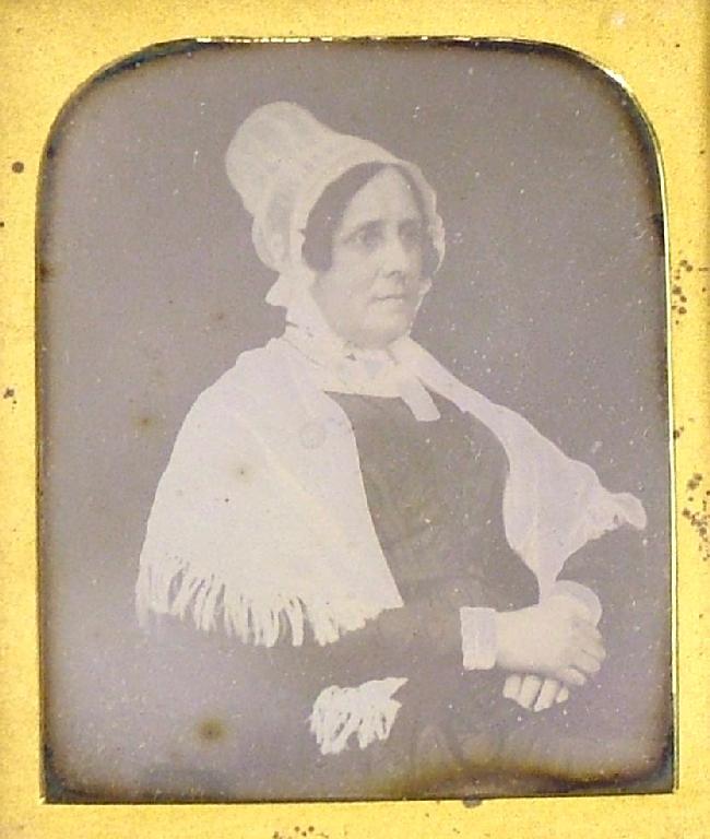 Appraisal: Daguerreotype x depicting a Quaker lady of the Fox family